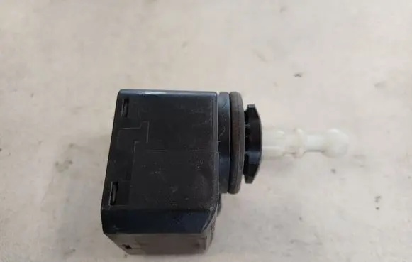 Volkswagen Golf V Headlight level adjustment motor 00883000