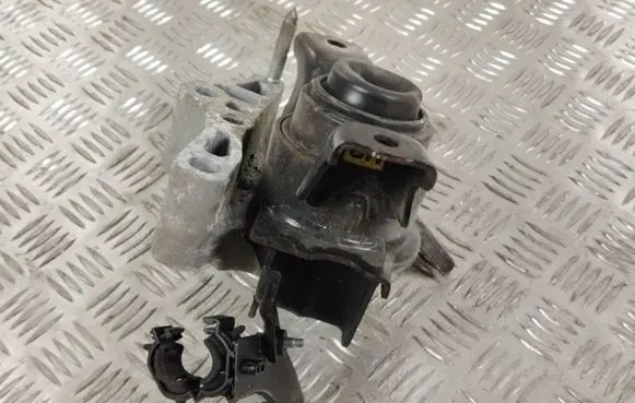 Lexus RX 450H Engine mount bracket