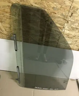 Mitsubishi Pajero Sport I Front door window glass four-door A001594
