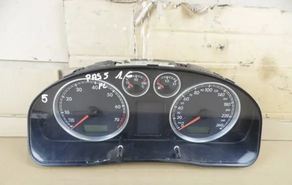 Volkswagen PASSAT B5.5 Speedometer (instrument cluster) 3B0920805 VWZ7Z0Y3079752