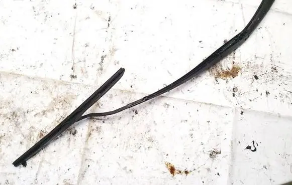 KIA EV6 Front wiper blade arm