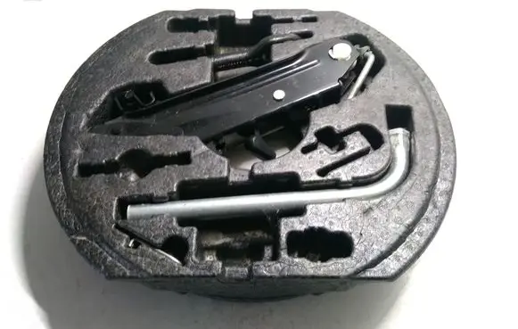 Volkswagen Golf VI Tool set 1T0805615A 4D0012219A