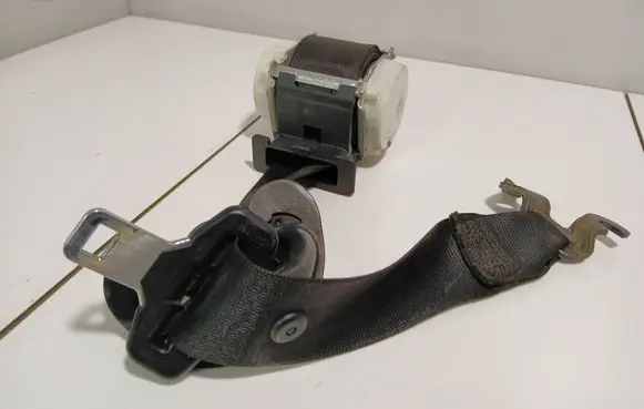 BMW 1 E81 E87 Front seatbelt 33059849