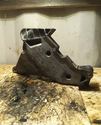 Volkswagen PASSAT B6 Engine mounting bracket 03G199207E V150