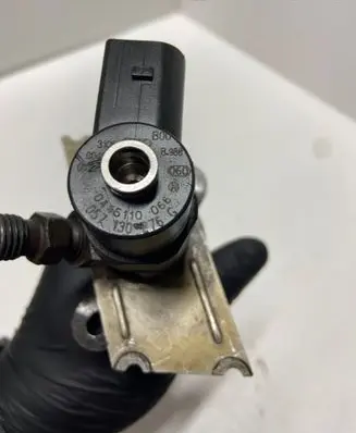 Audi A8 S8 D2 4D Fuel injector 057130276G