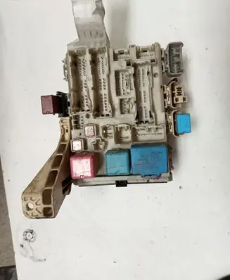 Toyota Yaris Fuse module 8273052700