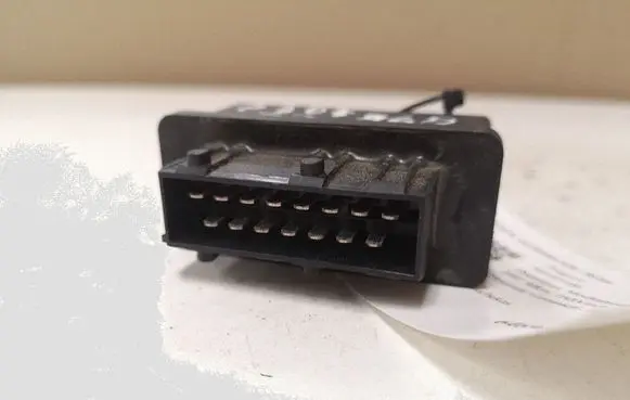 Peugeot 307 Fuel pump relay 240107
