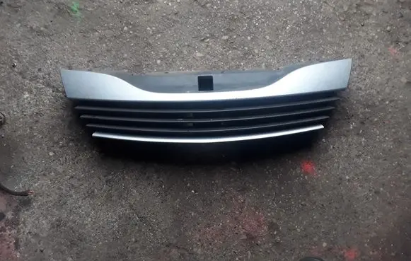 Renault Laguna II Front bumper upper radiator grill 8200012581