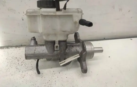 Volkswagen Touran I Master brake cylinder 1K1611301C