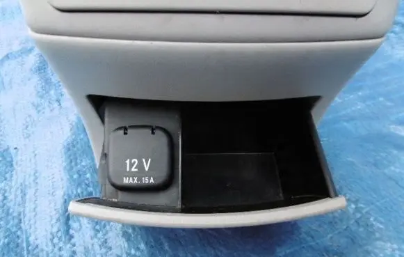 Mercedes-Benz E W211 Glove box central console GNIAZDO12VZALEPKA