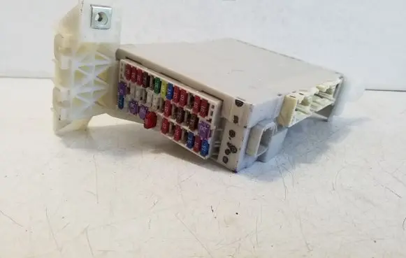 Toyota Prius (XW30) Fuse module 8273047441