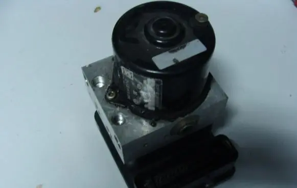 Volkswagen Golf V ABS Pump 1K0907379E