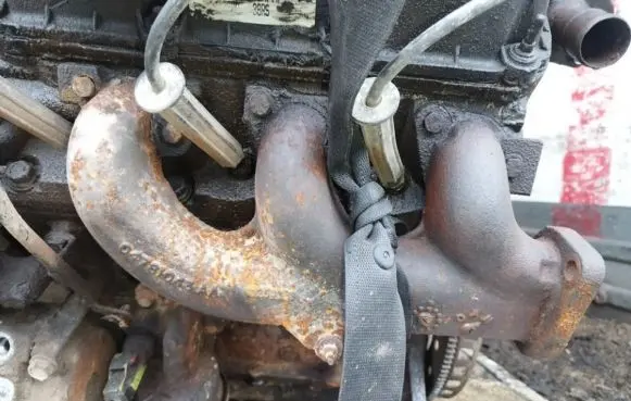 Chrysler Town u0026 Country IV Exhaust manifold 04781043aa