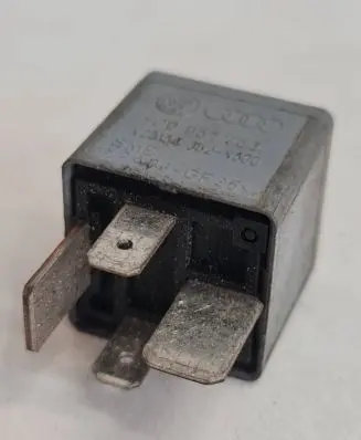 Volkswagen PASSAT B5 Other relay 8D0951253 PA66GF25 V23134J52X300