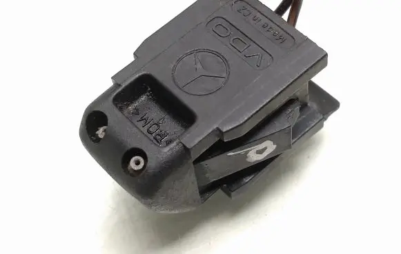 Mercedes-Benz E W211 Windshield washer spray nozzle 19653273