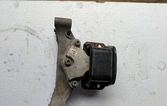 Peugeot 3008 I Engine mount bracket 9636583980