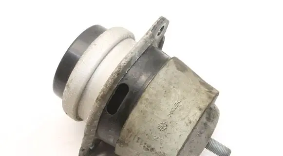 Volkswagen Touareg I Engine mount bracket 7L8199131A