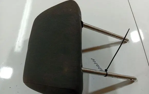 Volkswagen Polo IV 9N3 Front seat headrest 