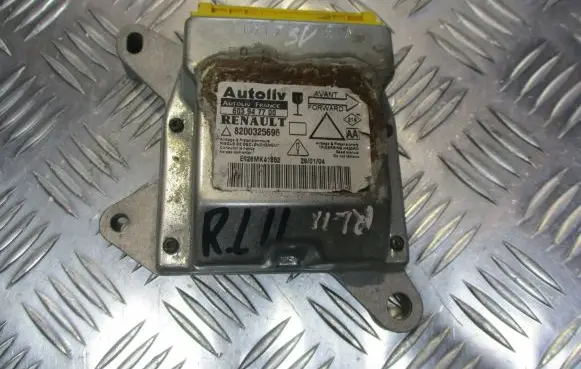 Renault Laguna II Airbag control unit/module 8200325696