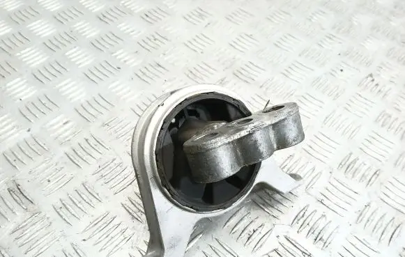 Opel Zafira A Engine mount bracket