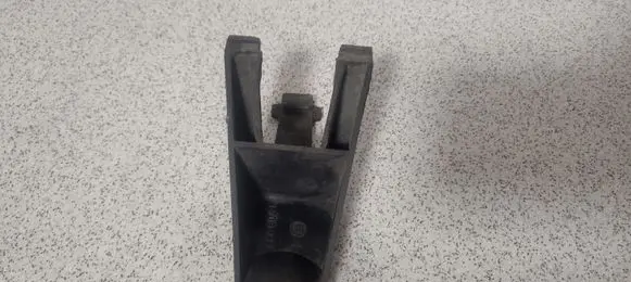 Radiator mount bracket