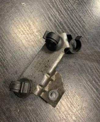 BMW 1 E81 E87 Engine mounting bracket 7800674