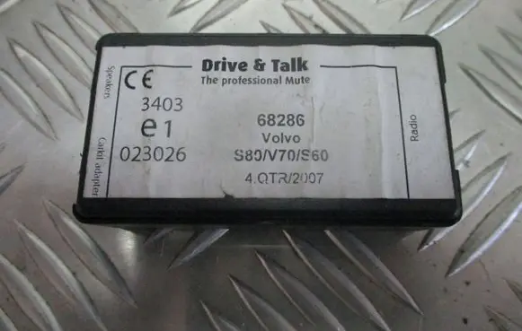 Volvo XC70 Radio/GPS head unit trim 