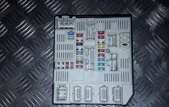Renault Laguna III Fuse module 284B60012RA 519134415 3400012627