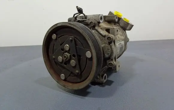Dacia Sandero Air conditioning (A/C) compressor (pump) 8200802608