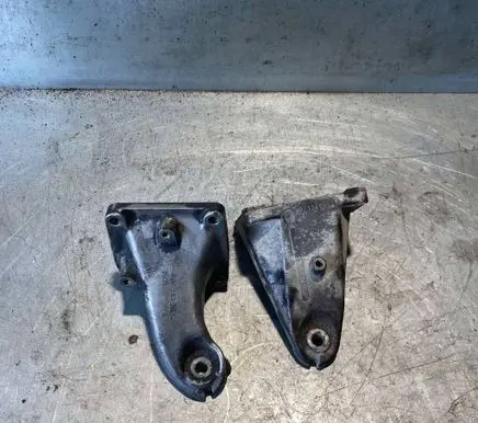 Engine mounting bracket