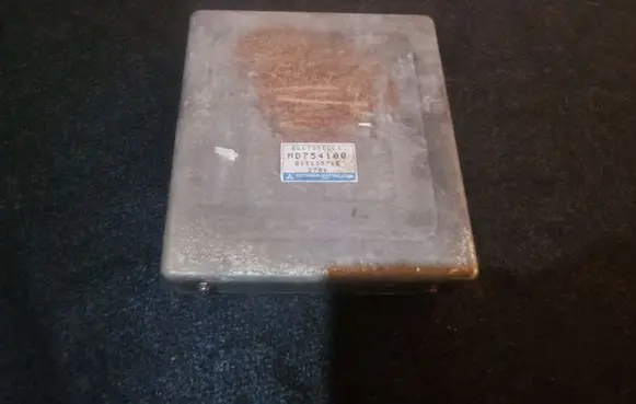 Mitsubishi Sigma Engine control unit/module MD754100