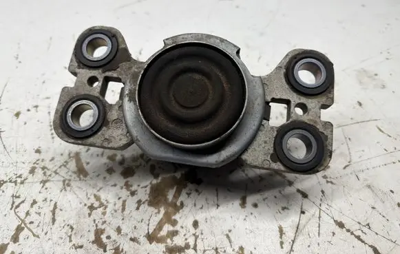 Volvo XC70 Engine mount bracket 