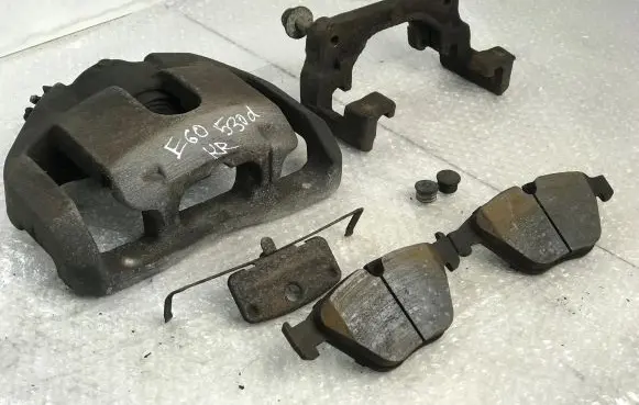 BMW 5 E60 E61 Front brake caliper 6030