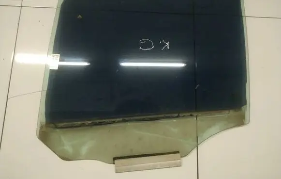 Rear door window glass
