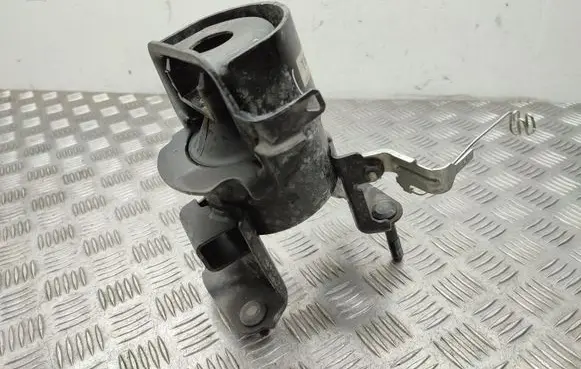 Toyota RAV 4 (XA50) Engine mount bracket K8270475