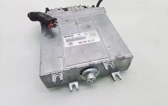 Volkswagen PASSAT B5 Engine control unit/module 0281001555