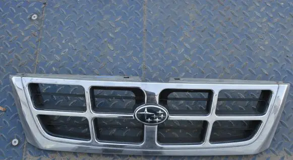 Subaru Forester SF Front bumper upper radiator grill