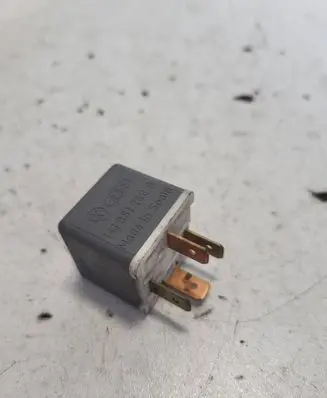Volkswagen PASSAT B6 Other relay 141951253