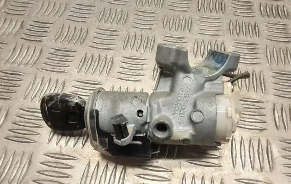 Toyota Avensis Verso Ignition lock 45020287