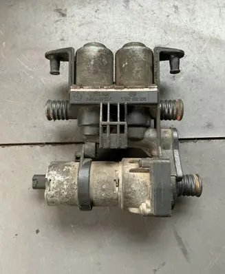 BMW 5 E39 Coolant heater control valve 1147412135