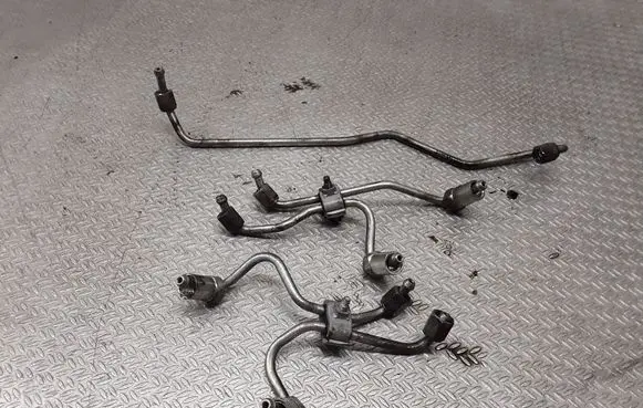 Toyota Corolla Verso AR10 Fuel injector supply line/pipe 
