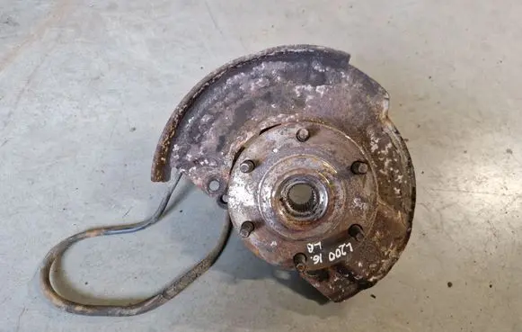 Mitsubishi L200 Front wheel hub spindle knuckle