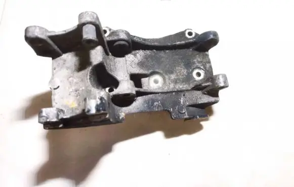 Engine mounting bracket