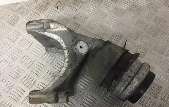 Engine mount bracket