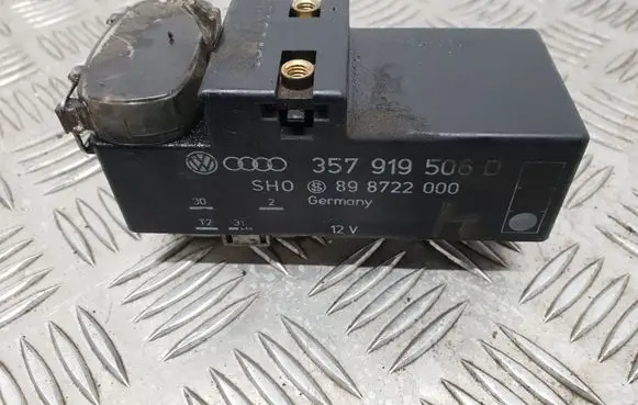 Volkswagen PASSAT B4 Coolant fan relay 357919506D