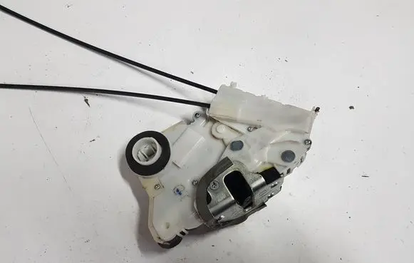 Toyota Yaris Front door lock 