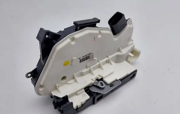 Volkswagen PASSAT CC Front door lock 5N1837015A