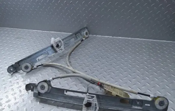 Front window lifting mechanism without motor