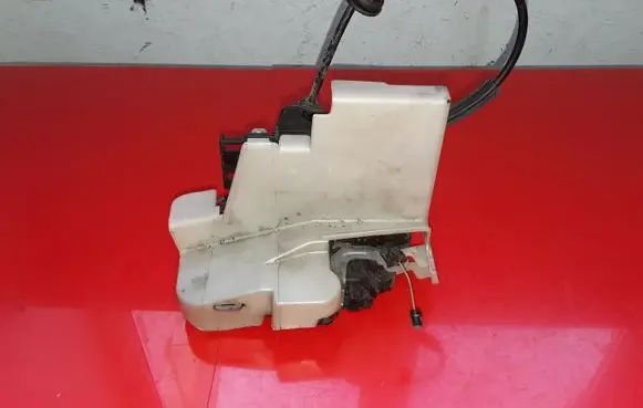 Volkswagen Polo IV 9N3 Front door lock 6Q4837085A