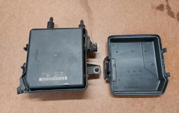 Renault Laguna III Fuse module 284B61187R 519494F02 USM2010